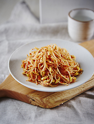 포토 JPG 회색배경 반찬 사람없음 아웃포커스 콩나물 고춧가루 콩나물무침 국내포토 음식 백그라운드 채소 촬영기법 회색 가루 나물 무침 파일형식