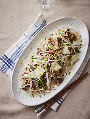 포토 JPG 사람없음 양배추 쪽파 숙주 숙주나물 차돌박이 베이지색배경 차돌숙주볶음 국내포토 백그라운드 채소 육류 볶음 나물 파 베이지색 파일형식