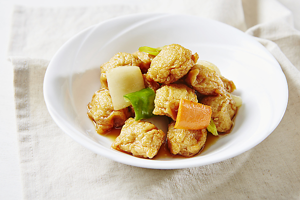 포토 JPG 한식 반찬 양파 피망 사람없음 당근 어묵 흰배경 간장 어묵볶음 국내포토 음식 백그라운드 채소 뿌리채소 흰색 양념 볶음 파일형식