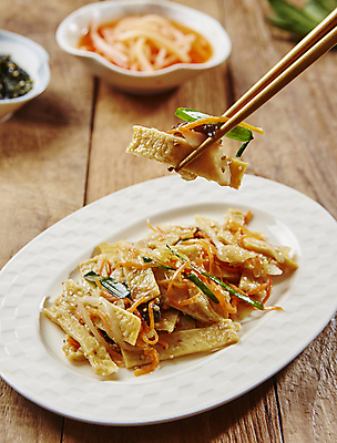 포토 JPG 채소 젓가락 반찬 들기 사람없음 아웃포커스 어묵 깨 어묵볶음 나무배경 국내포토 음식 백그라운드 식재료 모션 촬영기법 수저 조미료 볶음 파일형식