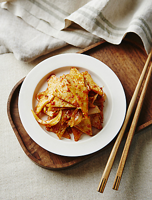 포토 JPG 회색배경 반찬 사람없음 어묵 매움 고춧가루 어묵볶음 국내포토 음식 백그라운드 회색 맛 가루 볶음 파일형식