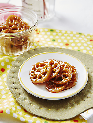 포토 JPG 한식 반찬 사람없음 아웃포커스 흰배경 간장 깨 연근 연근조림 국내포토 음식 백그라운드 채소 식재료 촬영기법 흰색 양념 조미료 조림 파일형식