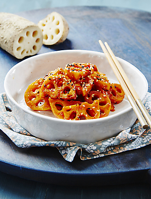 포토 JPG 반찬 사람없음 고추장 매움 파란배경 깨 연근 연근조림 나무배경 국내포토 음식 백그라운드 채소 식재료 파란색 양념 조미료 맛 조림 파일형식