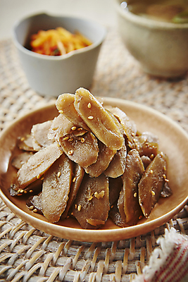 포토 JPG 한식 반찬 사람없음 아웃포커스 간장 우엉 우엉조림 국내포토 음식 채소 촬영기법 양념 조림 파일형식