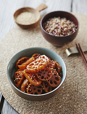 포토 JPG 반찬 사람없음 아웃포커스 간장 연근 연근조림 영양밥 국내포토 음식 채소 밥 촬영기법 양념 조림 파일형식