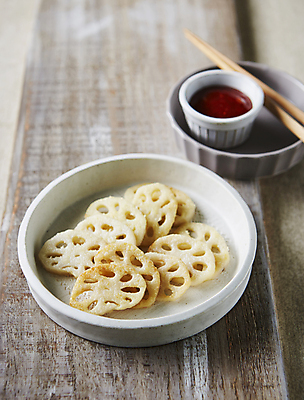 포토 JPG 반찬 사람없음 소스 구이 연근 연근요리 나무배경 국내포토 음식 백그라운드 채소 양념 파일형식