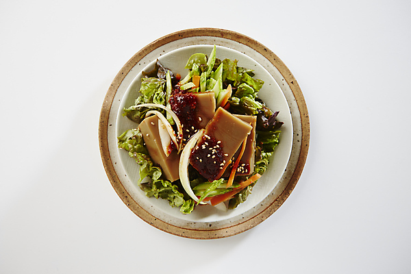 포토 JPG 반찬 양파 사람없음 당근 상추 흰배경 묵 도토리묵 묵무침 국내포토 음식 백그라운드 채소 뿌리채소 흰색 무침 파일형식