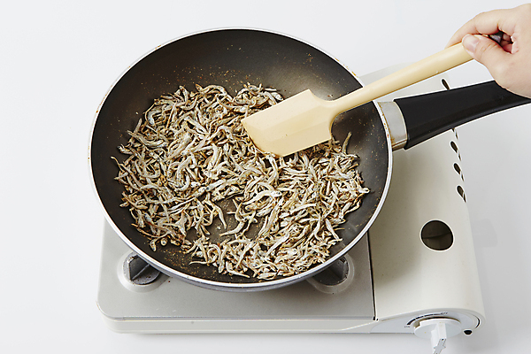 포토 JPG 손 들기 신체부위 프라이팬 버너 흰배경 주걱 멸치 멸치볶음 국내포토 백그라운드 모션 주방용품 어류 사람 흰색 볶음 파일형식