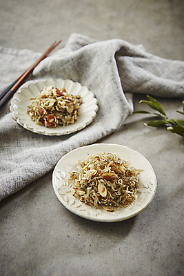 포토 JPG 회색배경 반찬 사람없음 아몬드 멸치 멸치볶음 국내포토 음식 백그라운드 어류 회색 견과류 볶음 파일형식