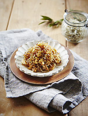 포토 JPG 반찬 사람없음 아웃포커스 호두 멸치 멸치볶음 나무배경 국내포토 음식 백그라운드 촬영기법 어류 견과류 볶음 파일형식