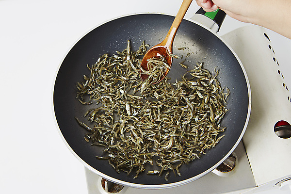 포토 JPG 손 들기 신체부위 프라이팬 버너 흰배경 나무숟가락 멸치 멸치볶음 국내포토 백그라운드 모션 주방용품 어류 사람 숟가락 흰색 볶음 파일형식