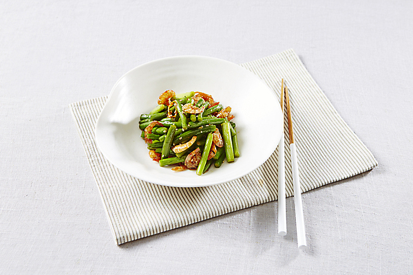 포토 JPG 한식 반찬 사람없음 흰배경 깨 건새우 마늘쫑새우볶음 마늘종 국내포토 음식 줄기 백그라운드 식재료 새우 건조 마늘 흰색 조미료 볶음 파일형식