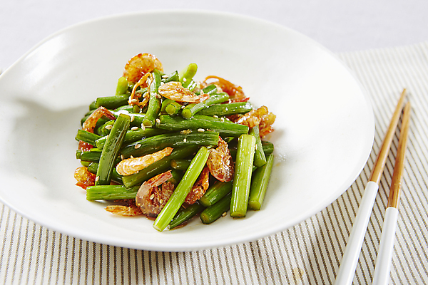 포토 JPG 한식 반찬 사람없음 흰배경 깨 건새우 마늘쫑새우볶음 마늘종 국내포토 음식 줄기 백그라운드 식재료 새우 건조 마늘 흰색 조미료 볶음 파일형식