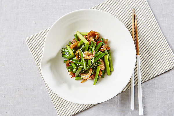 포토 JPG 한식 반찬 사람없음 흰배경 깨 건새우 마늘쫑새우볶음 마늘종 국내포토 음식 줄기 백그라운드 식재료 새우 건조 마늘 흰색 조미료 볶음 파일형식