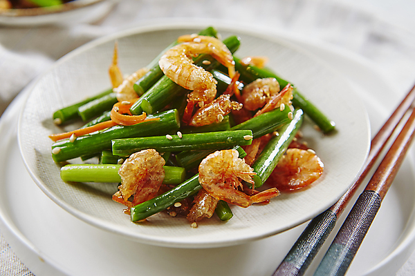 포토 JPG 한식 반찬 근접촬영 사람없음 아웃포커스 흰배경 깨 건새우 마늘쫑새우볶음 마늘종 국내포토 음식 뷰포인트 줄기 백그라운드 식재료 새우 건조 촬영기법 마늘 흰색 조미료 볶음 파일형식