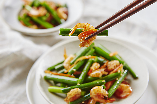 포토 JPG 한식 젓가락 반찬 들기 사람없음 아웃포커스 흰배경 깨 건새우 마늘쫑새우볶음 마늘종 국내포토 음식 줄기 백그라운드 식재료 모션 새우 건조 촬영기법 수저 마늘 흰색 조미료 볶음 파일형식