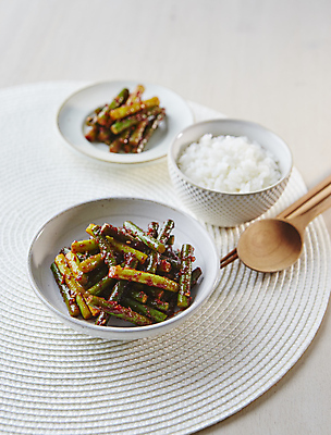 포토 JPG 밥 반찬 사람없음 아웃포커스 고추장 흰배경 무침 마늘종 국내포토 음식 줄기 백그라운드 촬영기법 마늘 흰색 양념 파일형식