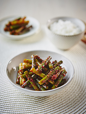 포토 JPG 반찬 사람없음 아웃포커스 고추장 무침 테이블매트 마늘종 국내포토 음식 줄기 촬영기법 마늘 식탁보 양념 파일형식