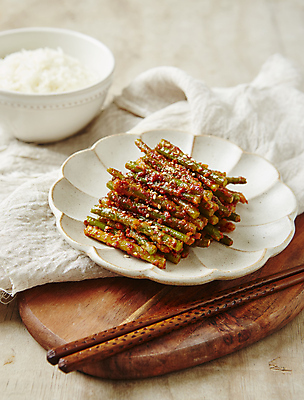 포토 JPG 밥 반찬 사람없음 아웃포커스 양념 고추장 무침 나무배경 마늘종 국내포토 음식 줄기 백그라운드 촬영기법 마늘 파일형식