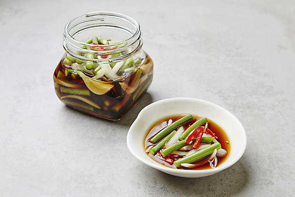 포토 JPG 회색배경 반찬 양파 사람없음 홍고추 간장 마늘쫑장아찌 마늘종 국내포토 음식 줄기 백그라운드 채소 고추 마늘 회색 양념 장아찌 파일형식