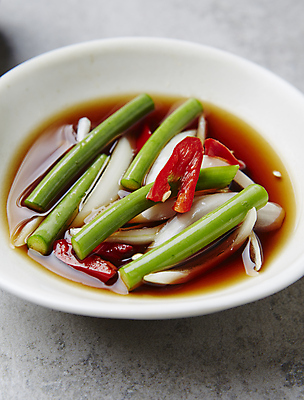 포토 JPG 회색배경 반찬 양파 근접촬영 사람없음 홍고추 간장 마늘쫑장아찌 마늘종 국내포토 음식 뷰포인트 줄기 백그라운드 채소 고추 마늘 회색 양념 장아찌 파일형식