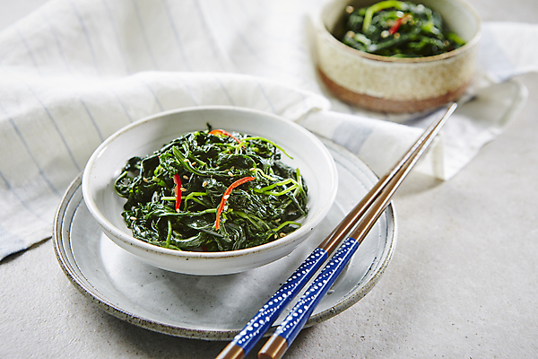 포토 JPG 반찬 사람없음 아웃포커스 흰배경 홍고추 깨 비름나물 비름나물무침 국내포토 음식 백그라운드 식재료 고추 촬영기법 흰색 조미료 나물 무침 파일형식