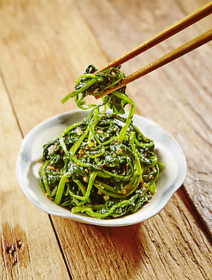 포토 JPG 젓가락 반찬 들기 사람없음 된장 나물무침 참나물 나무배경 국내포토 음식 백그라운드 모션 수저 양념 나물 무침 파일형식