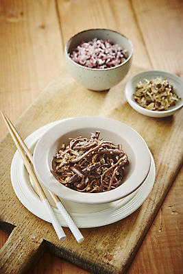 포토 JPG 반찬 사람없음 볶음 고사리 흑미밥 나무배경 건나물 건고사리 국내포토 음식 백그라운드 채소 밥 나물 파일형식