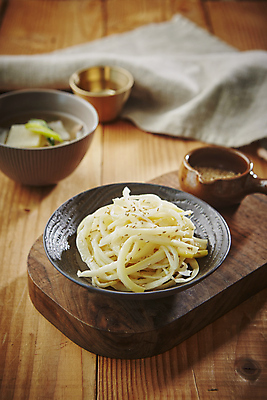 포토 JPG 반찬 사람없음 아웃포커스 볶음 나물 도라지 도라지나물 나무배경 국내포토 음식 백그라운드 채소 촬영기법 파일형식