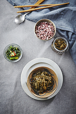 포토 JPG 회색배경 반찬 사람없음 상차림 나물 나물무침 장아찌 흑미밥 국내포토 음식 백그라운드 채소 밥 회색 무침 파일형식