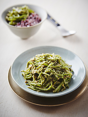 포토 JPG 반찬 사람없음 아웃포커스 흰배경 볶음 고구마줄기 국내포토 음식 줄기 백그라운드 촬영기법 흰색 파일형식