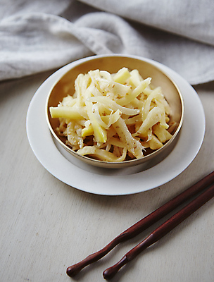 포토 JPG 반찬 사람없음 볶음 나물 도라지 도라지나물 베이지색배경 국내포토 음식 백그라운드 채소 베이지색 파일형식