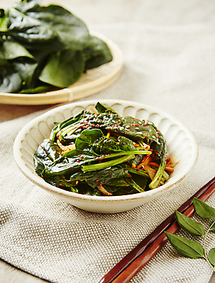 포토 JPG 한식 반찬 사람없음 아웃포커스 흰배경 시금치 겉절이 시금치무침 국내포토 음식 백그라운드 채소 김치 촬영기법 흰색 무침 파일형식