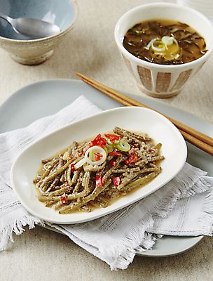 포토 JPG 반찬 사람없음 볶음 고구마줄기 들깨 나무배경 국내포토 음식 줄기 백그라운드 깨 파일형식
