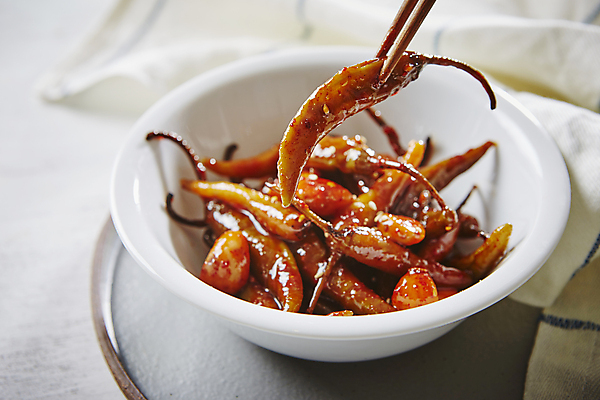 포토 JPG 한식 젓가락 고추 반찬 들기 사람없음 아웃포커스 고추장 흰배경 매움 깨 무침 국내포토 음식 백그라운드 채소 식재료 모션 촬영기법 수저 흰색 양념 조미료 맛 파일형식