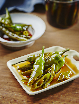 포토 JPG 고추 반찬 사람없음 아웃포커스 간장 나무탁자 장아찌 고추장아치 국내포토 음식 채소 탁자 촬영기법 양념 파일형식