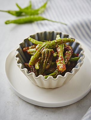 포토 JPG 회색배경 반찬 사람없음 아웃포커스 깨 고추볶음 꽈리고추 국내포토 음식 백그라운드 식재료 고추 촬영기법 회색 조미료 볶음 파일형식