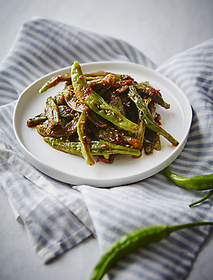 포토 JPG 회색배경 반찬 사람없음 볶음 깨 고추볶음 꽈리고추 국내포토 음식 백그라운드 식재료 고추 회색 조미료 파일형식