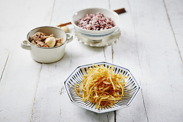 포토 JPG 반찬 사람없음 소고기 상차림 흰배경 메추리알장조림 쇠고기장조림 오징어채 오징어채볶음 흑미밥 국내포토 음식 백그라운드 밥 육류 흰색 볶음 건어물 장조림 파일형식