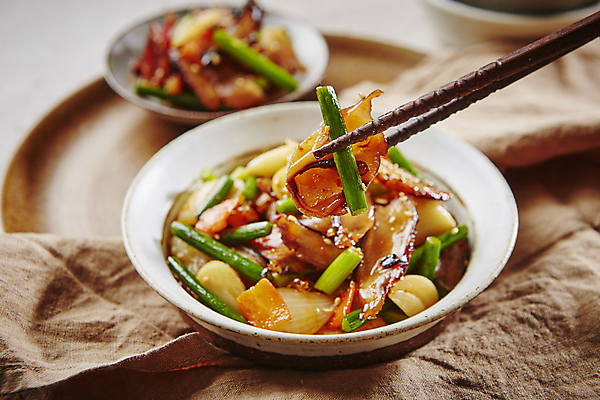 포토 JPG 젓가락 반찬 양파 마늘 들기 사람없음 아웃포커스 당근 볶음 문어 마늘종 국내포토 음식 줄기 채소 모션 연체동물 뿌리채소 촬영기법 수저 수중동물 파일형식