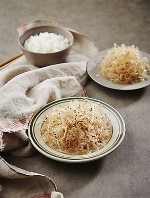 포토 JPG 회색배경 밥 반찬 사람없음 아웃포커스 명태 볶음 건어물 명엽채 명엽채볶음 국내포토 음식 백그라운드 촬영기법 회색 생태_생선 파일형식