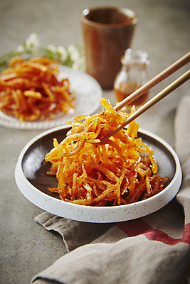 포토 JPG 젓가락 반찬 들기 사람없음 아웃포커스 고추장 매움 건어물 오징어채 오징어채볶음 국내포토 음식 모션 촬영기법 수저 양념 맛 볶음 파일형식