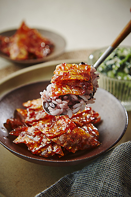 포토 JPG 반찬 들기 사람없음 아웃포커스 숟가락 고추장 매움 볶음 건어물 쥐포 흑미밥 국내포토 음식 모션 밥 촬영기법 수저 양념 맛 파일형식