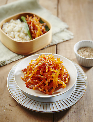 포토 JPG 반찬 사람없음 아웃포커스 고추장 매움 도시락 건어물 깨소금 도시락통 오징어채 오징어채볶음 나무배경 국내포토 음식 백그라운드 식재료 촬영기법 용기_그릇 양념 맛 볶음 파일형식