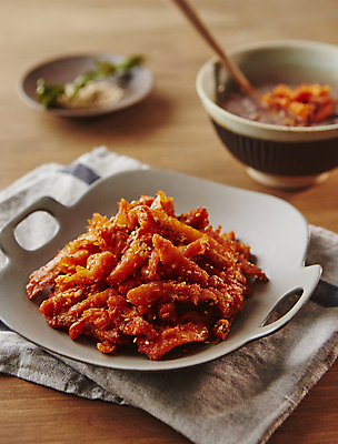 포토 JPG 반찬 사람없음 아웃포커스 고추장 매움 볶음 건어물 황태 나무배경 황태채 국내포토 음식 백그라운드 촬영기법 어류 양념 맛 파일형식