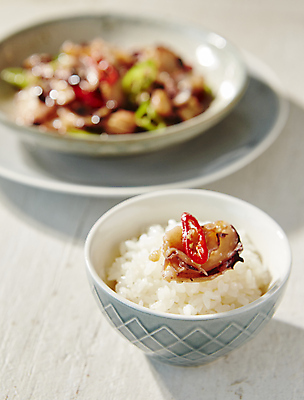 포토 JPG 반찬 사람없음 아웃포커스 흰배경 홍고추 간장 문어 조림 청양고추 국내포토 음식 백그라운드 고추 연체동물 촬영기법 수중동물 흰색 양념 파일형식