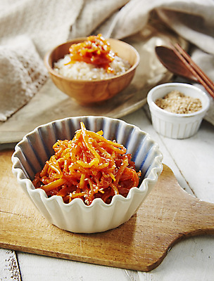 포토 JPG 반찬 사람없음 아웃포커스 고추장 매움 깨소금 오징어채 오징어채볶음 국내포토 음식 식재료 촬영기법 양념 맛 볶음 건어물 파일형식