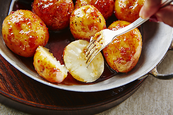 포토 JPG 한식 포크 반찬 사람없음 매움 간장 감자조림 고춧가루 알감자 국내포토 식기 음식 양념 맛 가루 조림 감자요리 파일형식