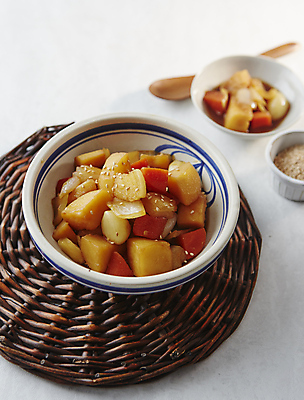 포토 JPG 반찬 양파 감자 사람없음 아웃포커스 당근 흰배경 감자조림 국내포토 음식 백그라운드 채소 뿌리채소 촬영기법 흰색 조림 파일형식