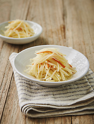 포토 JPG 반찬 감자 사람없음 아웃포커스 당근 감자볶음 나무배경 국내포토 음식 백그라운드 채소 뿌리채소 촬영기법 볶음 파일형식